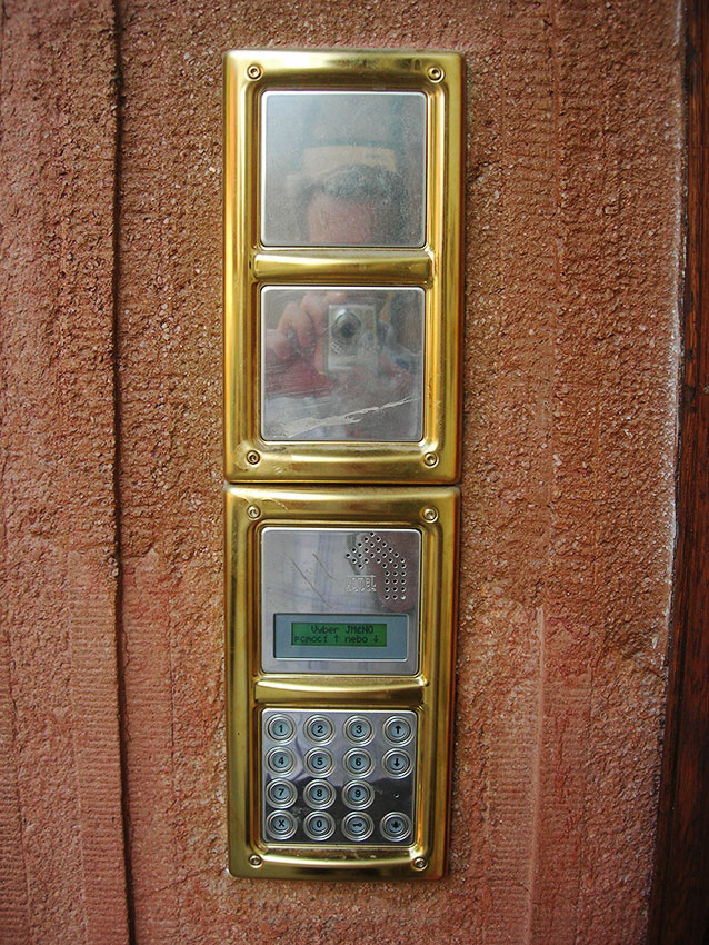Vstupní tablo s tlačítkovým kódovačem Urmet