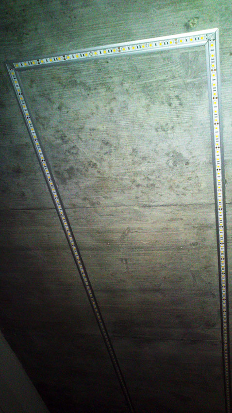 LED pásek v betonovém stropě