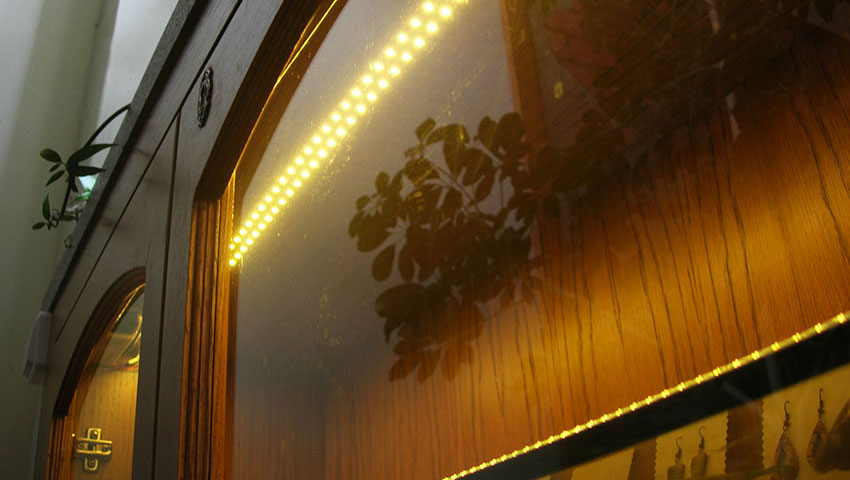 LED pásek ve vitríně